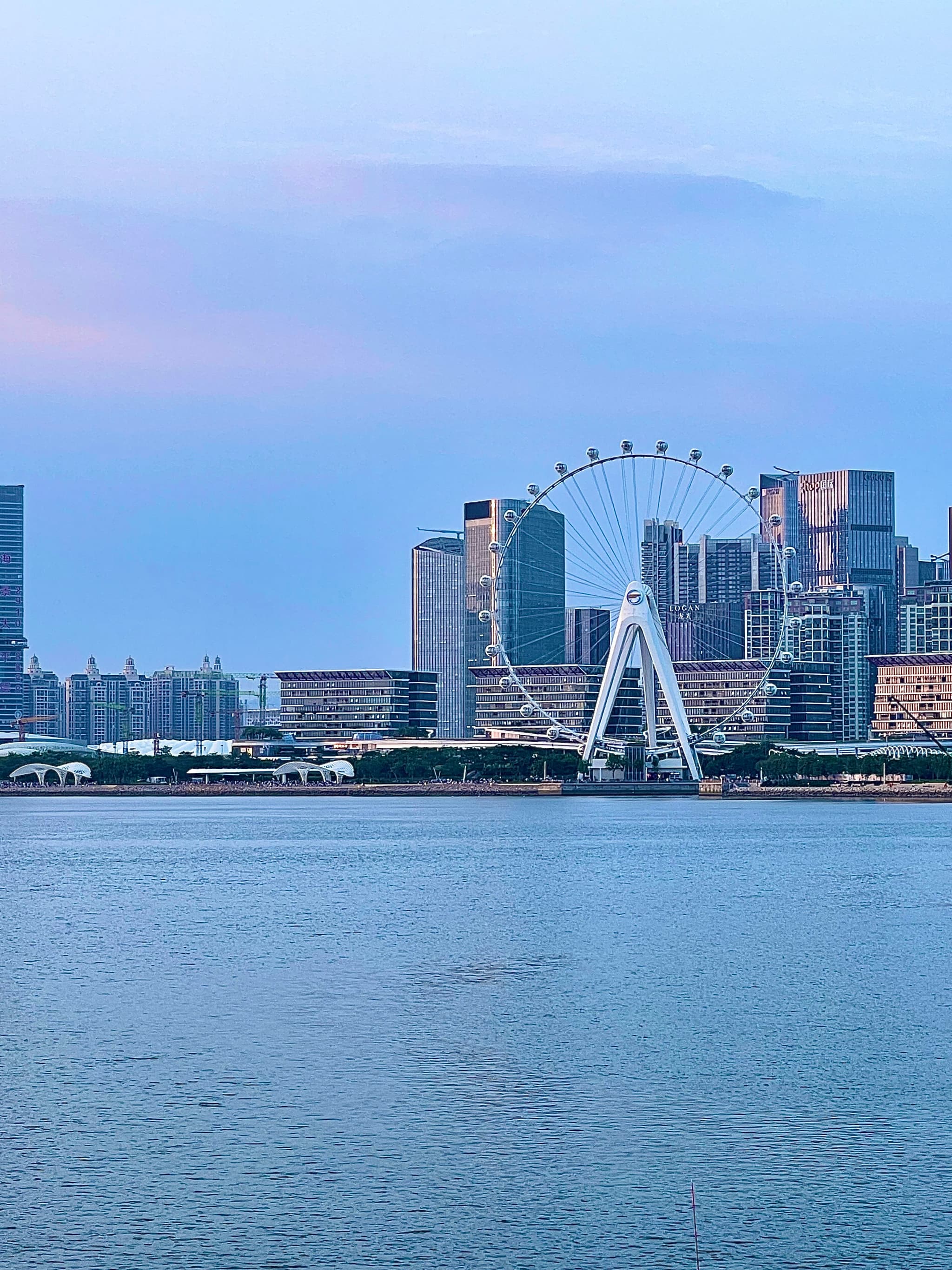 海边公园角度的摩天轮-亮色版