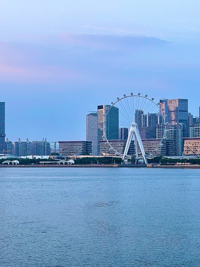 海边公园角度的摩天轮-亮色版