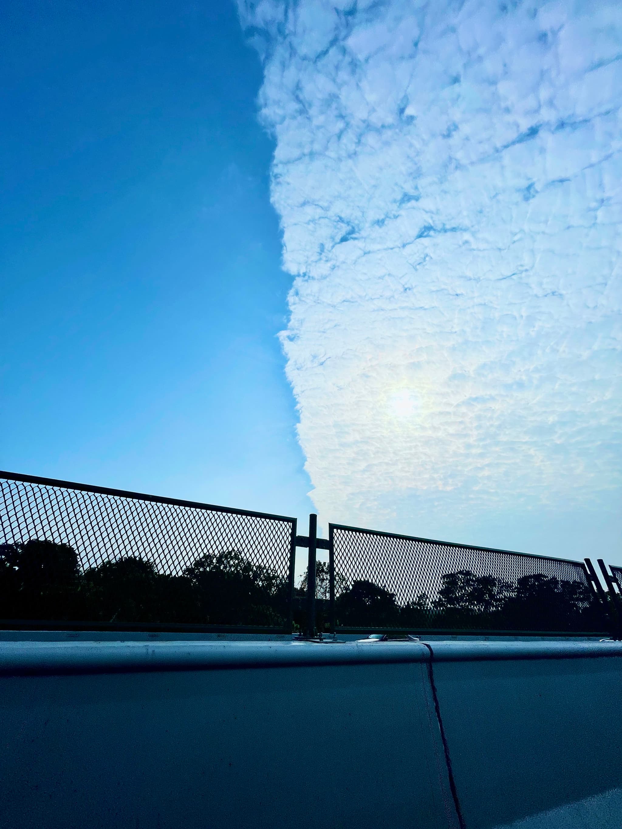 一半蓝天一半云朵