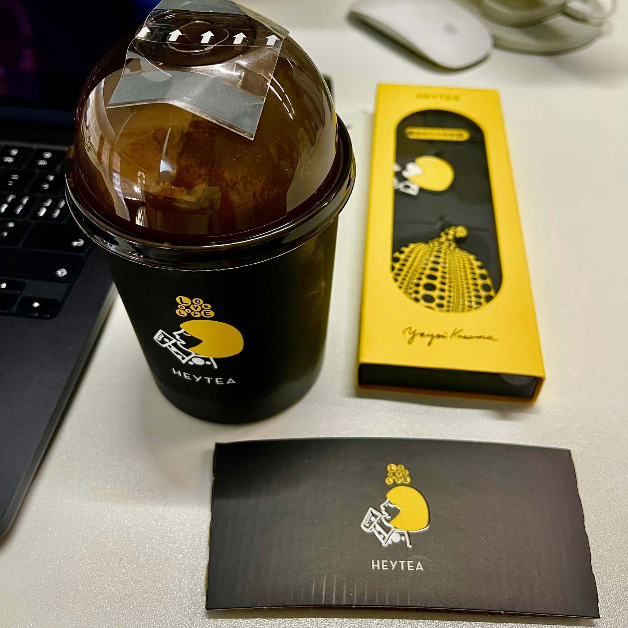 喜茶与草间弥生联名