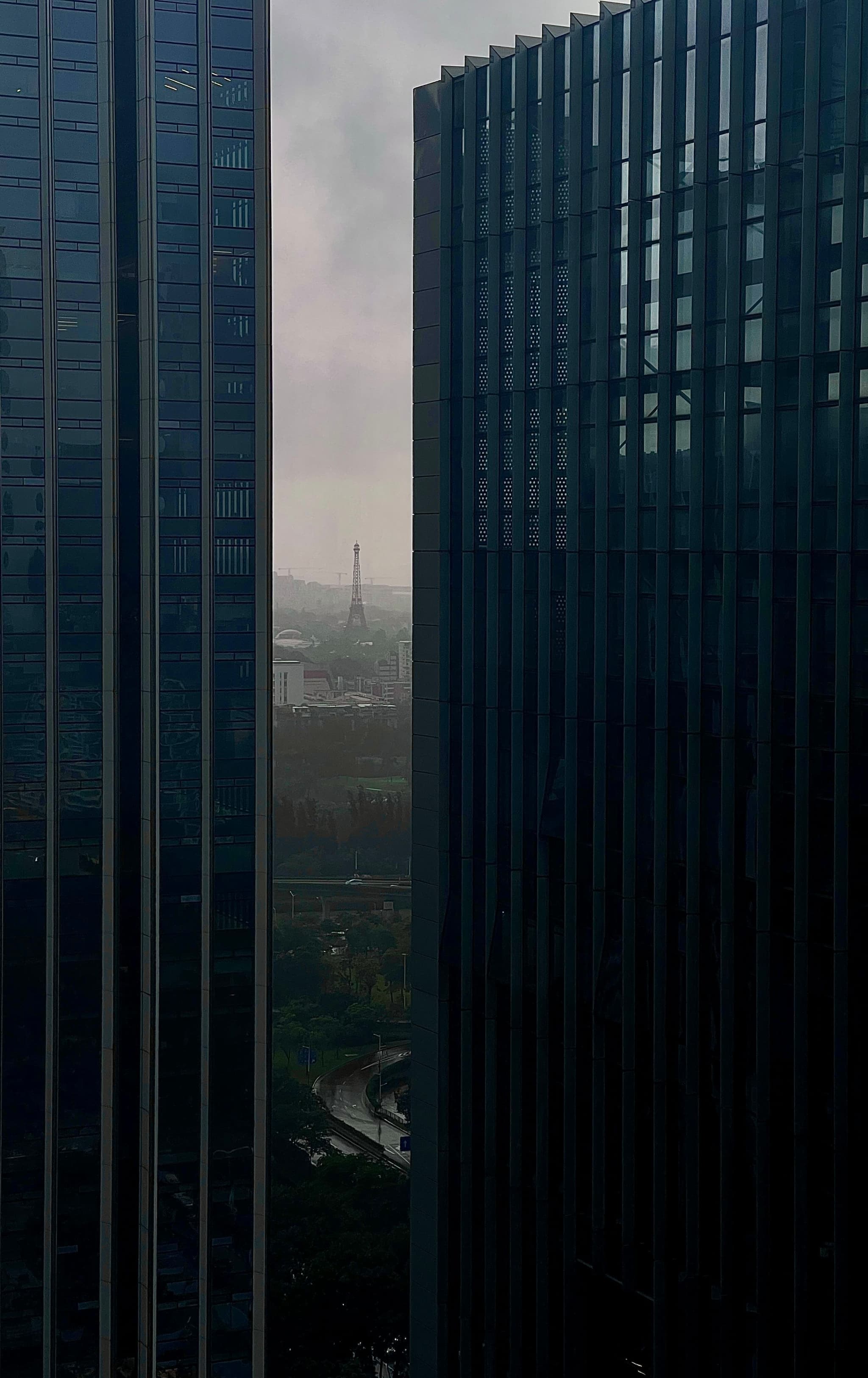 城市间隙里的世界之窗埃菲尔铁塔